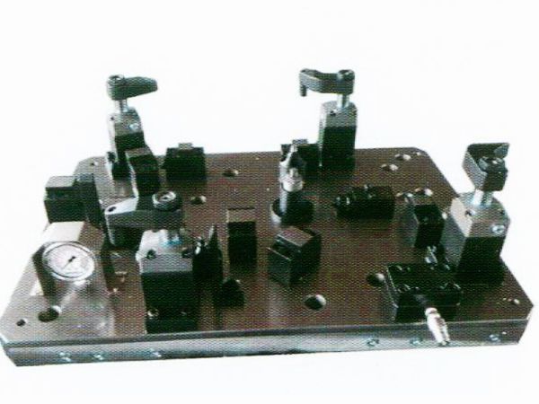 齒輪室罩(zhao)蓋液(ye)壓(ya)裌(jia)具(ju)